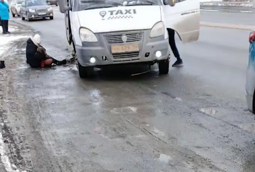 Маршрутка задавила ребенка на глазах у пьяной матери. Фото:@t.me/mash_siberia