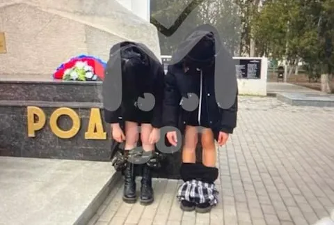 Две школьницы сняли штаны у Вечного огня. Фото: @t.me/mash_gor