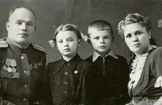 Светлана с братом и родителями. Фото: личный архив