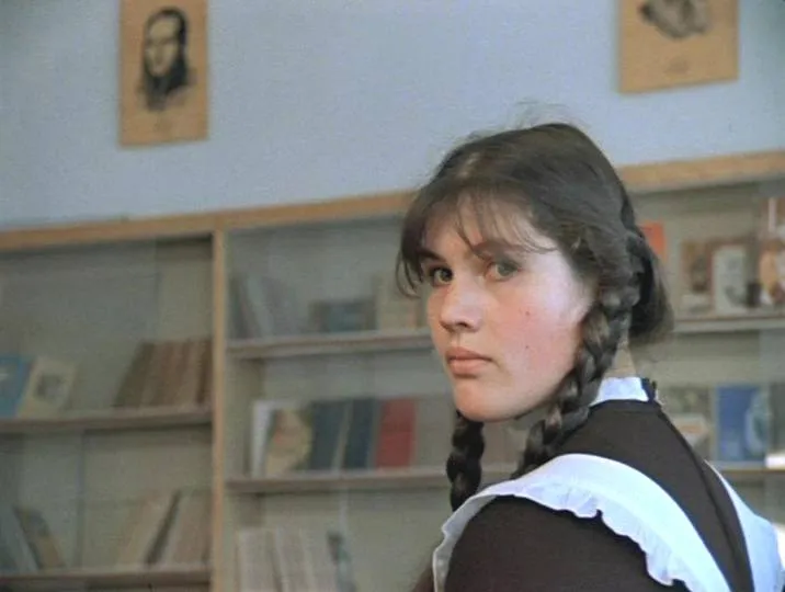 Екатерина в роли одноклассницы Алены. Кадр из фильма «Вам и не снилось...», 1981, реж. Илья Фрэз