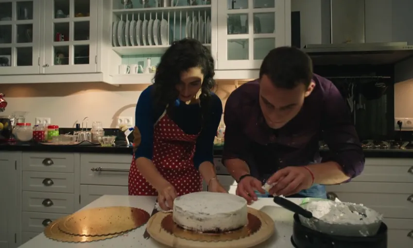 Зейнеп и Керем пекут торт для директора школы. Кадр из сериала "В ожидании солнца", 2013-2014, 40 серия, реж. Алтан Дёнмез