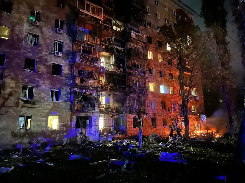 Так выглядит фасад дома, в который попала сбитая ракета. Фото: t.me/mash