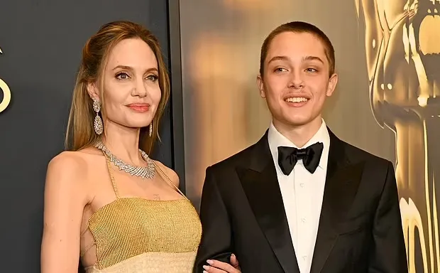 Анджелина Джоли вышла в свет с 16-летним сыном. Фото: Daily Mail 