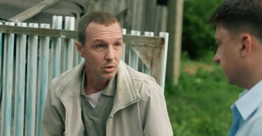 Герой Верника превратится в деревенского алкоголика. Кадр из сериала "Жуки", 2024, реж. Максим Пешков