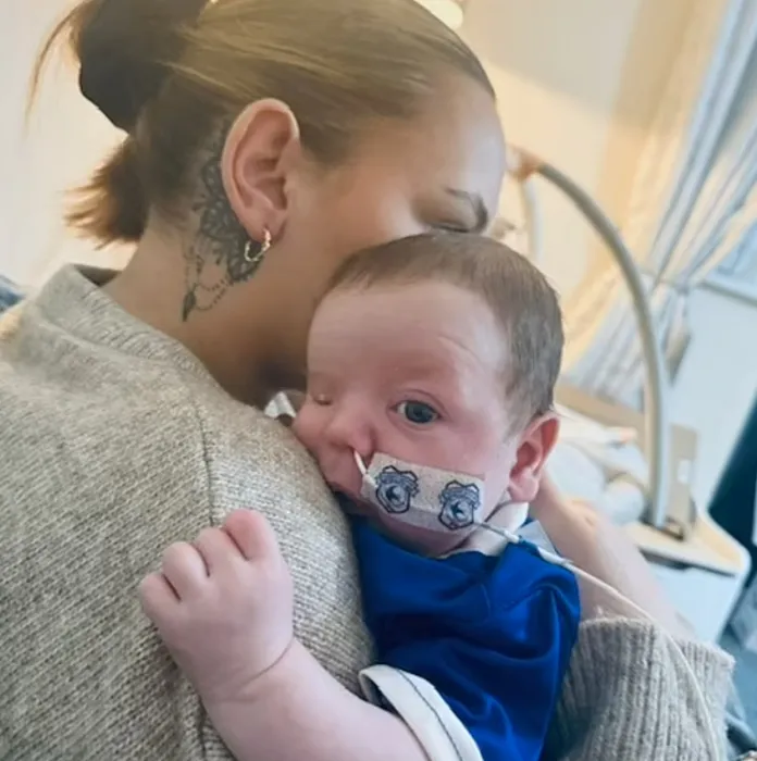 Мальчик родился с редким заболеванием. Фото: Daily Mail