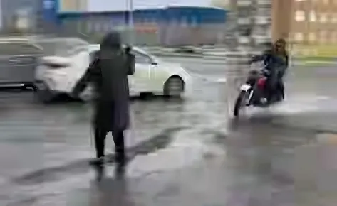 В Норильске мотоциклист на полном ходу сбил женщину, пытаясь уйти от погони ДПС. Фото: t.me/kras_mash