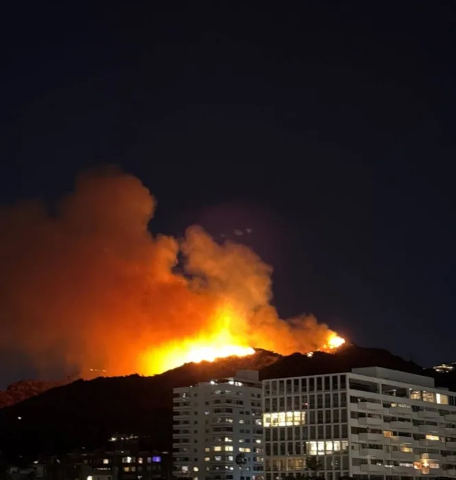Страшными кадрами пожара артист поделился в соцсетях. Фото: Instagram (запрещен в РФ) / @mr.alexsparrow