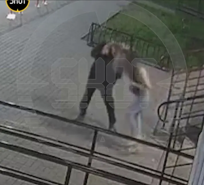 Досталось одной девушке, которая не стала убегать от бешеных мужиков. ФОТО: @T.ME/SHOT_SHOT