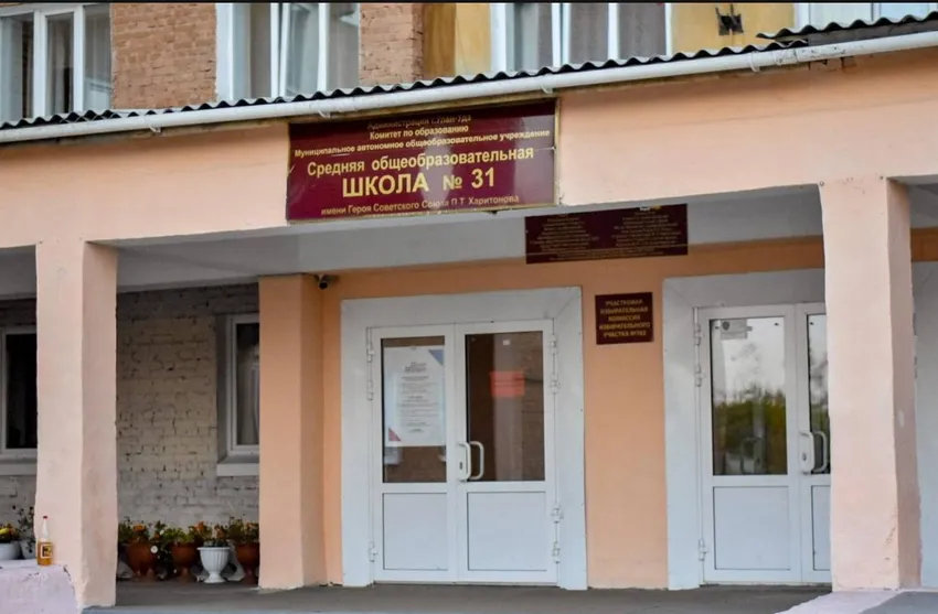 В Улан-Удэ девочкам запретили ходить в школу в брюках даже в мороз. Фото: t.me/babr_mash