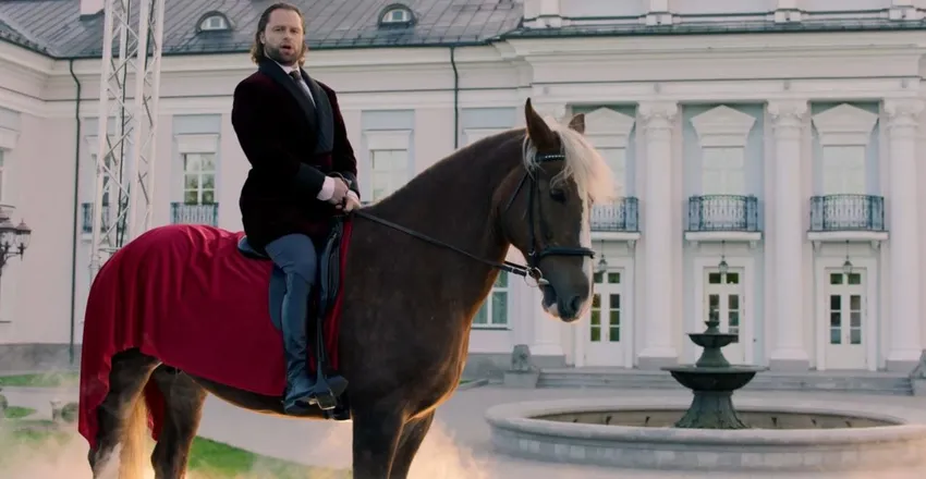 Кузя эффектно вернется в сериал. Кадр из сериала "Универ. 13 лет спустя", 2024, реж. Семен Литовчин