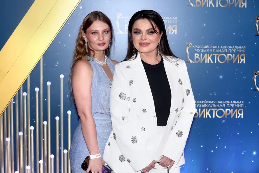 Наташа Королева пришла в элегантном белом костюме с вышивкой из страз. Фото: legion-media.ru