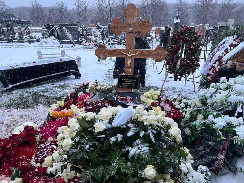 На похоронах Добровольской были только ее дети, Константин Хабенский и Ксения Теплова. Фото: «Жизнь»