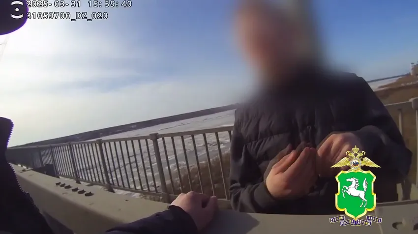 В Томске полицейские отговорили отчаявшегося 20-летнего парня от прыжка с моста. Фото: t.me/umvd70