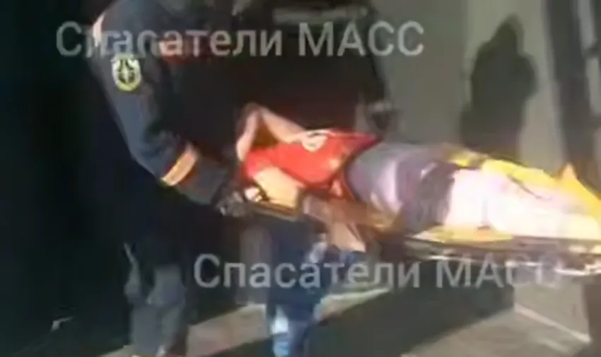 В Новосибирске женщина выпала с 13 этажа на заснеженную крышу подъезда и выжила. Фото: соцсети
