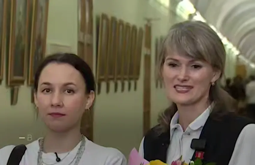 Петербурженок, поймавших упавшего с 10 этажа ребенка в куртку, наградили медалью. Фото: t.me/mashmoyka