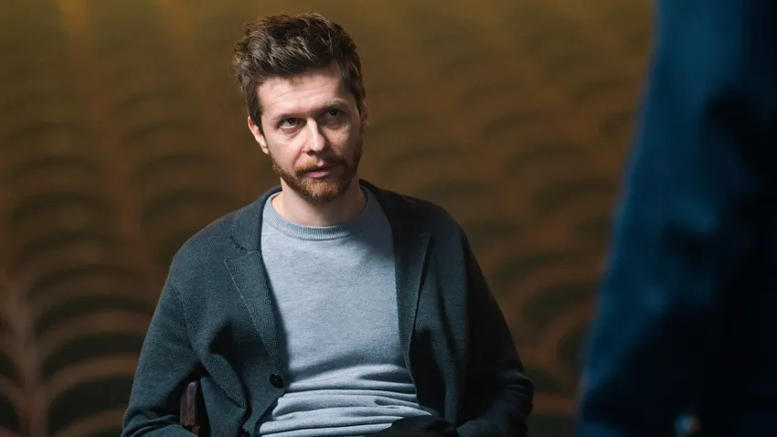 Вторым убийцей оказался режиссер «Чайки». Кадр из сериала «Подслушано в Рыбинске», 2025, реж. Петр Тодоровский