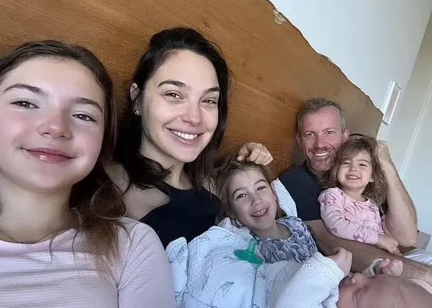 У 38-летней актрисы Галь Гадот и ее 48-летнего супруга бизнесмена Ярона Версано родилась четвертая дочка! Фото: Инстаграм (запрещен в России) / @gal_gadot