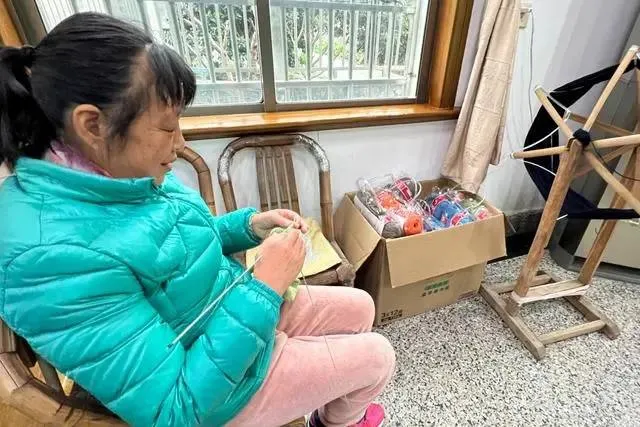 Пенсионерка из Китая вяжет вещи для бедных детей. Фото: chinadaily.com.cn
