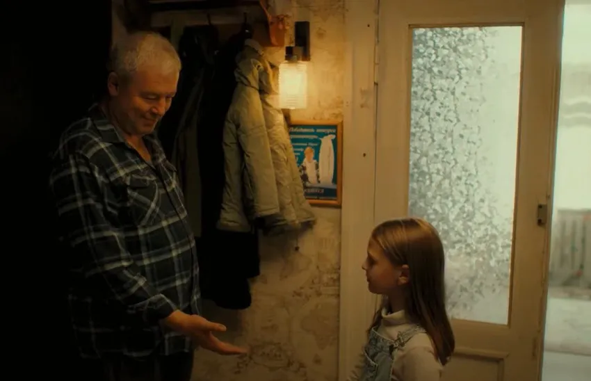 Родители пытаются найти общий язык с детьми. Кадр из сериала "Киберпапа", 2024, реж. Эдуард Бордуков, Владимир Болгов