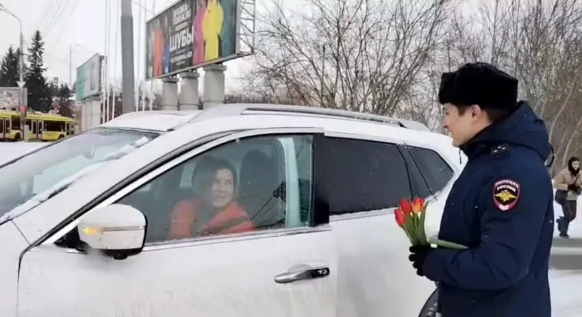 В Томске сотрудники ДПС останавливали авто дам, чтобы подарить цветы на 8 марта. Фото: t.me/umvd70
