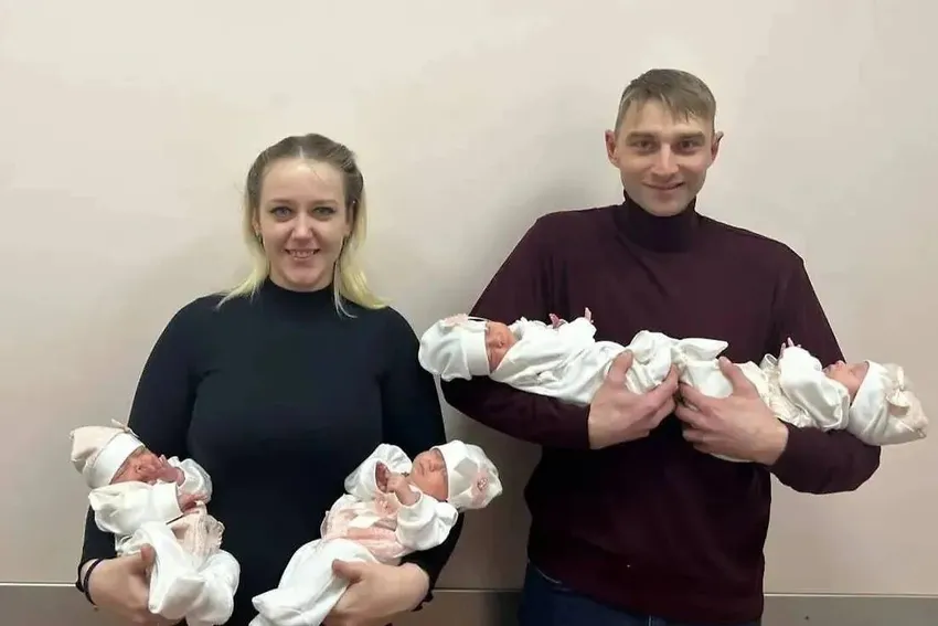 Родители забрали из роддома сразу четверых детей. Фото: t.me/@iznankawomen