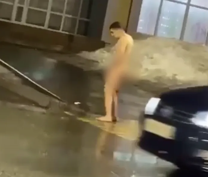 В Татарстане последователь рэпера Vacio разгуливал по городу абсолютно ГОЛЫМ. Фото: t.me/mash_iptash