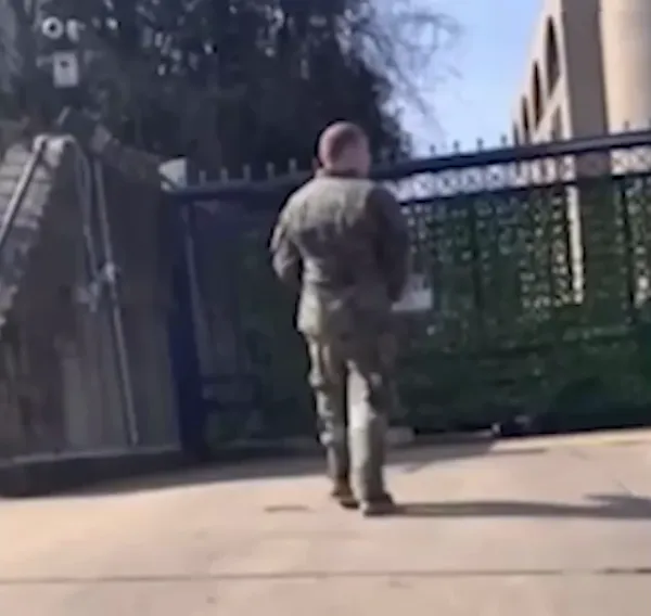 Летчик подошел к забору посольства, облился горючим и поджег сам себя. Фото: @t.me/shot_shot