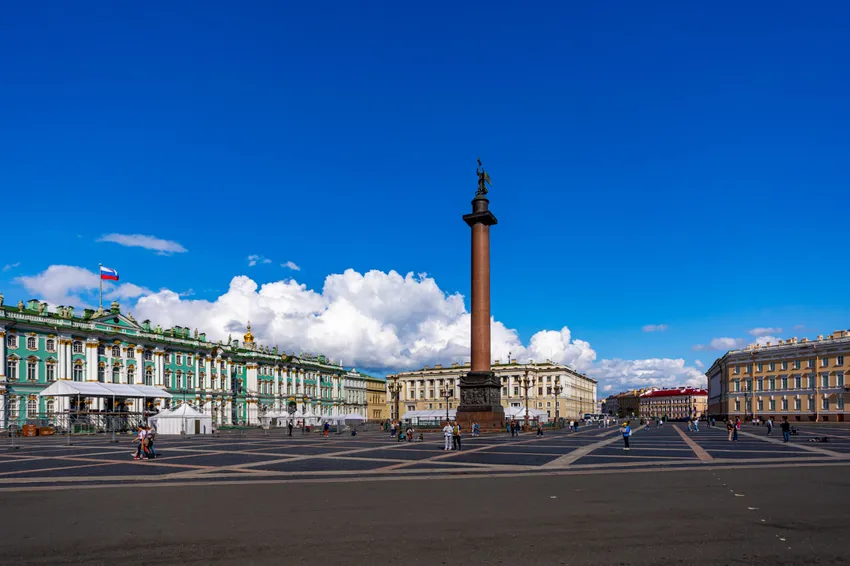 В центре Дворцовой площади высится знаменитая Александровская колонна. Фото: Лицензионный фотобанк СПб ГБУ "ГТИБ"