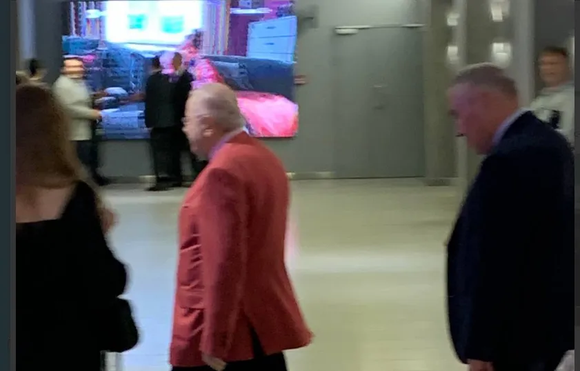 ЗВЕЗДА ПОЯВИЛАСЬ В ХОЛЛЕ КИНОТЕАТРА "ОКТЯБРЬ". Фото: "Жизнь"