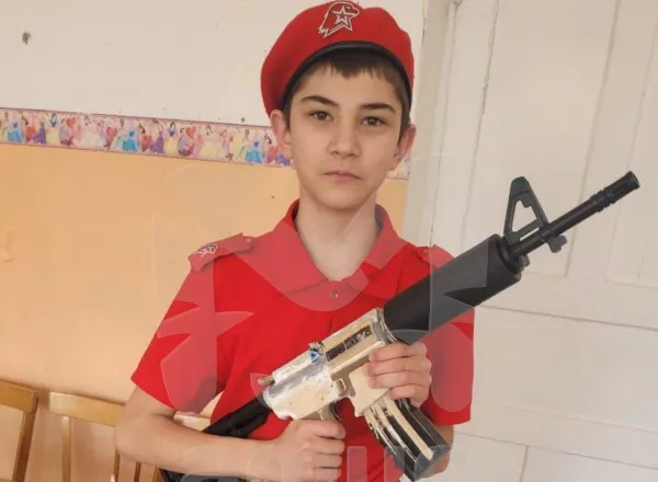 В Амурской области парень из рода Калашниковых сам создает автоматы и пистолеты. Фото: t.me/amur_mash