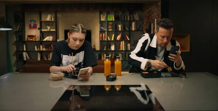 У бывшего мажора появится 15-летняя дочь. Кадр из сериала "Универ. 13 лет спустя", 2024, реж. Семен Литовчин