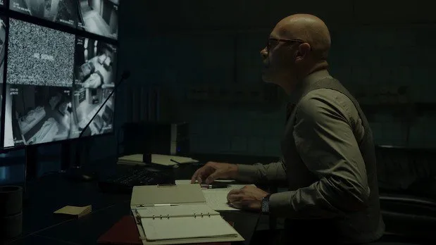 Федор Бондарчук сыграл роль загадочного психиатра. Кадр из сериала "Калимба", 2024, реж. Нурбек Эген
