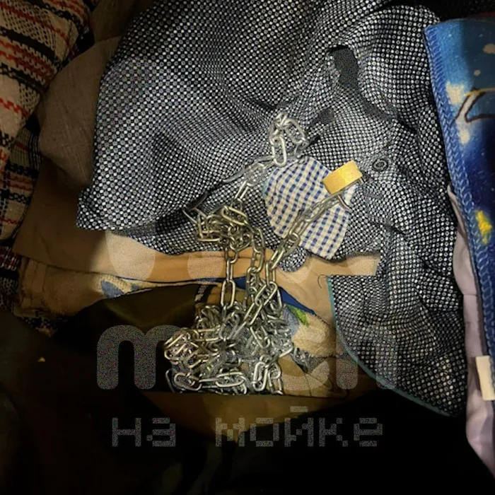 Отец-садист держал малолетнюю дочь на цепи прикованной к батарее. Фото: t.me/mashmoyka