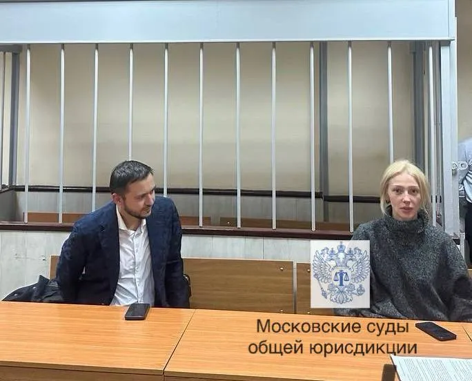 Ивлеева и ее адвокат во время суда. ФОТО: t.me/SuperRu