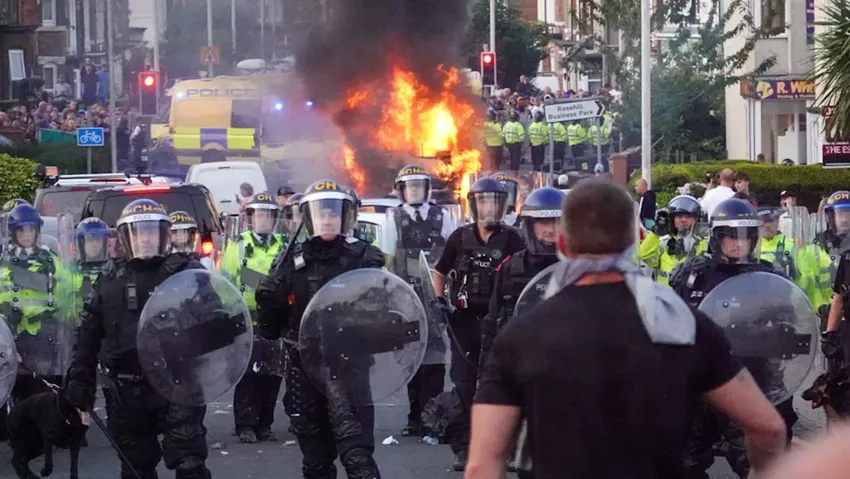 Сотни людей вышли на улицу в знак протеста. Фото: dailymail.co.uk