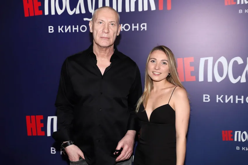 Игорь Жижикин с молодой незнакомкой на премьере "Непослушников". Фото: legion-media.ru