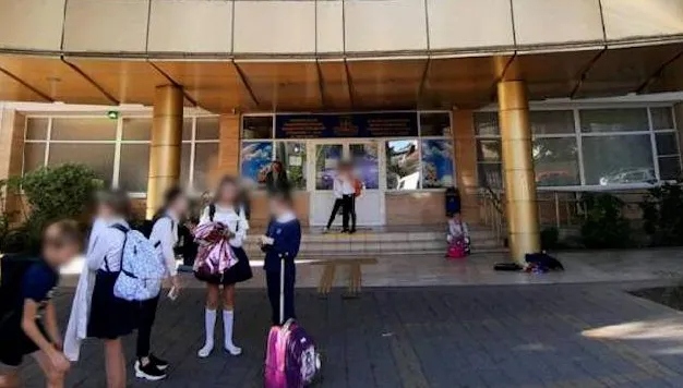 В Сочи гимназия выплатит компенсацию девочке, сломавшую там ногу из-за подножки. Фото: t.me/kub_mash