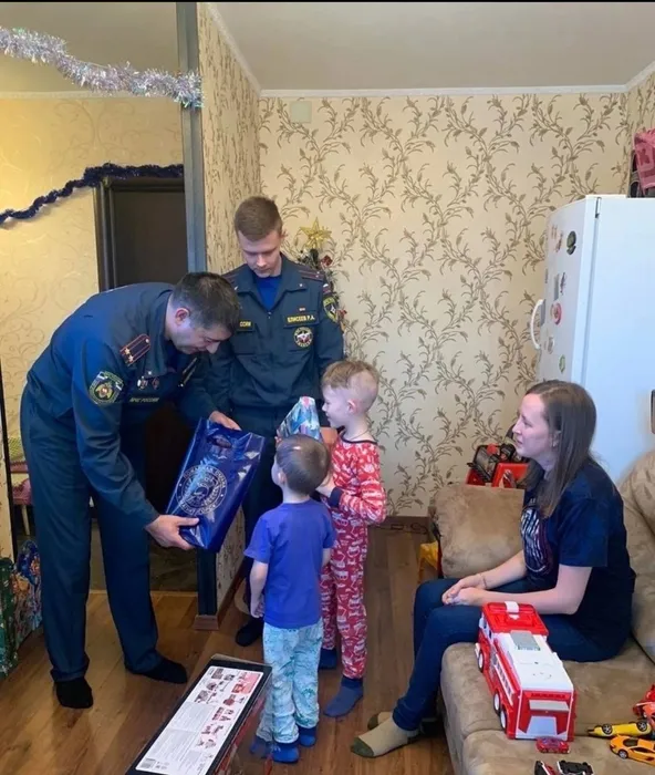 Каждый Новый год спасатели поздравляют Ваню и дарят ему подарки. Фото: личный архив семьи Фокиных