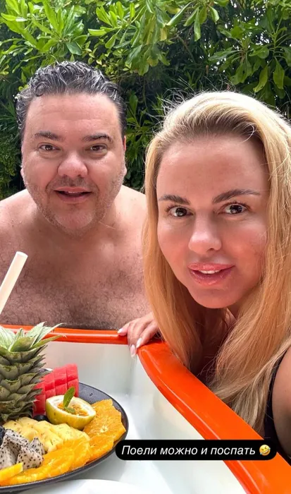 Семенович и Шреер вместе отъедаются на Мальдивах. Фото: Instagram (запрещен в РФ) / @ann_semenovich
