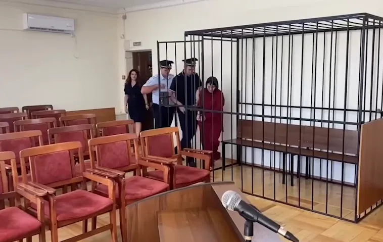 Мать 3-летней девочки, которую до смерти забил отец, посадили на 2 месяца под арест. Фото: t.me/kub_mash