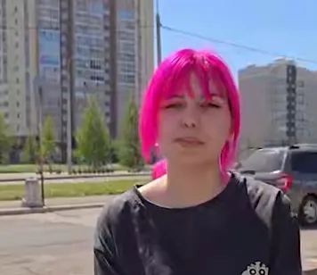 В Стерлитамаке девушку избили две прохожие из-за ярко-розового цвета волос. Фото: t.me/mash_batash