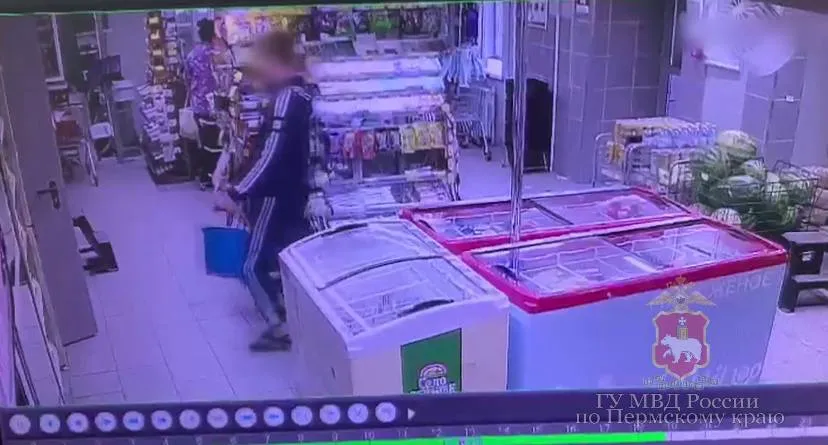 Мужчина с ведром ограбил магазин. Фото: t.me/@mediamvd