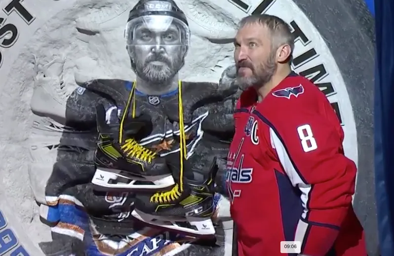 Александр был приятно удивлен памятному подарку. ФОТО: nhl.com/capitals