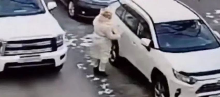 Агрессивная блондинка исписала машину другой автоледи неприличными словами, а потом сбила ее. Фото: @t.me/amur_mash