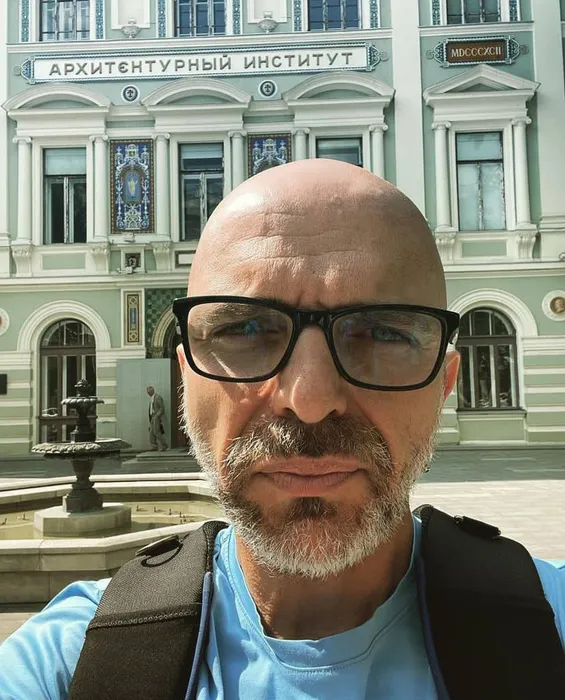 Александр с удовольствием рассказывает о своем детстве. Фото: Инстаграм (запрещено в России) / @alexandershoua