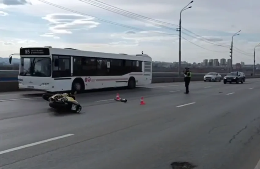 В Красноярске ребенку ампутировали ногу из-за аварии с отцом-мотоциклистом. Фото: t.me/kras_mash