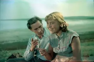 Олег Ефремов и Нина Дорошина. Кадр из фильма "Первый эшелон", 1955, реж. Михаил Калатозов. Фото: legion-media.ru