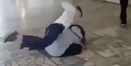 В Татарстане мальчик отобрал пластилин у одноклассницы, а когда она за это его толкнула, стал пинать девочку. Фото: @t.me/mash_iptash