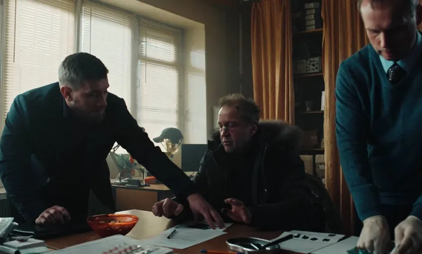 Юра становится главным подозреваемым. Кадр из сериала «Подслушано в Рыбинске», 2025, реж. Петр Тодоровский, сцен. Петр Тодоровский, Иван Баранов