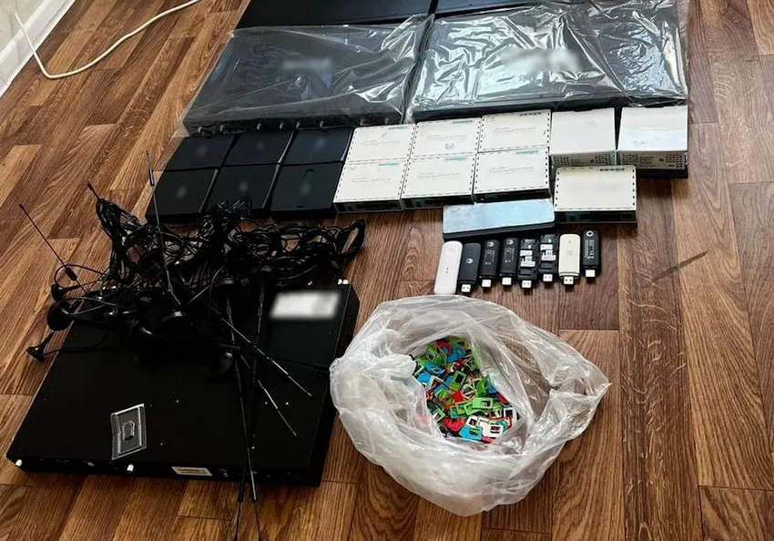 В Краснодаре полицейские нашли в доме помощника телефонных мошенников 900 симок. Фото: t.me/kub_mash